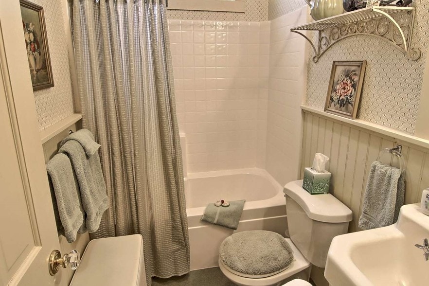 More Photos Of 230 Wellington St, Traverse City Hospitality For Sale