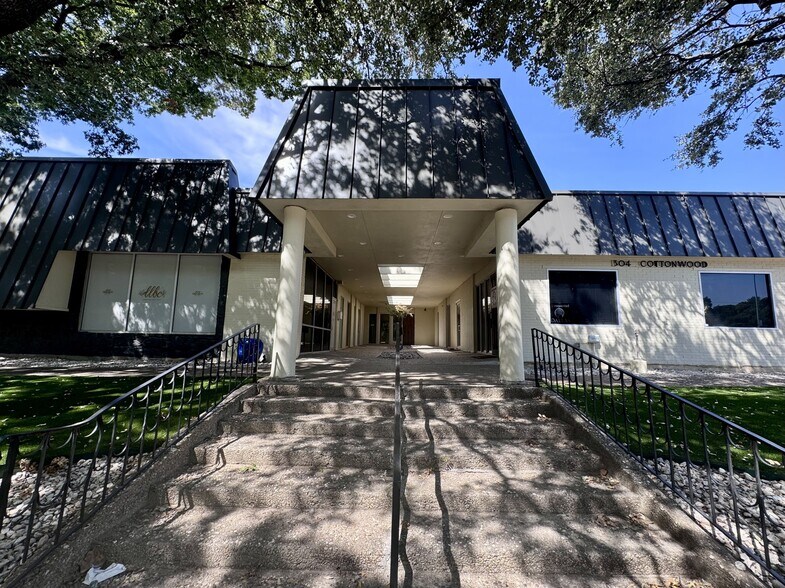 Primary Photo Of 304 S Cottonwood Dr, Richardson Medical For Sale