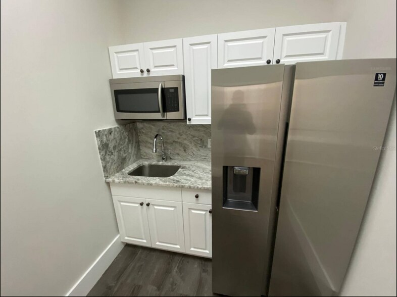 More Photos Of 8810 Commodity Cir, Orlando Showroom For Lease