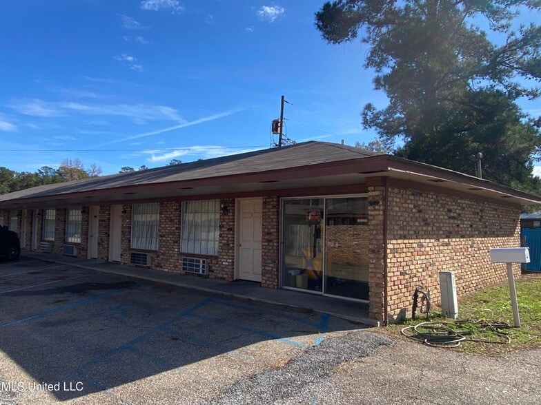 More Photos Of 404 Frontage Dr E, Wiggins Hotel For Sale