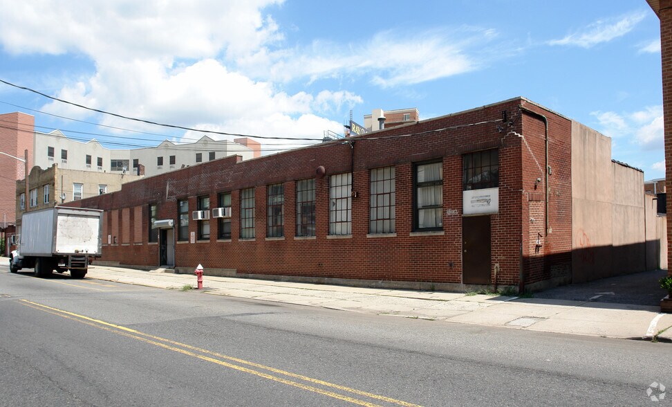 Primary Photo Of 130-140 32nd St, Union City Warehouse For Lease