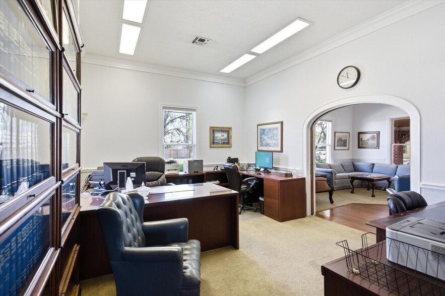 More Photos Of 717 E 1st St, Humble Office Residential For Sale