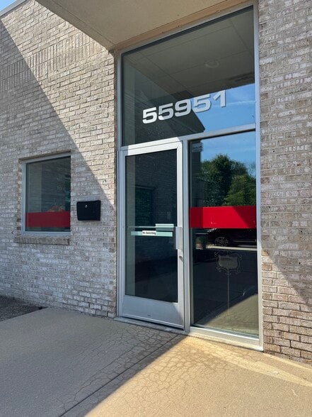 More Photos Of 55951 Gratiot Ave, Chesterfield Office For Sale