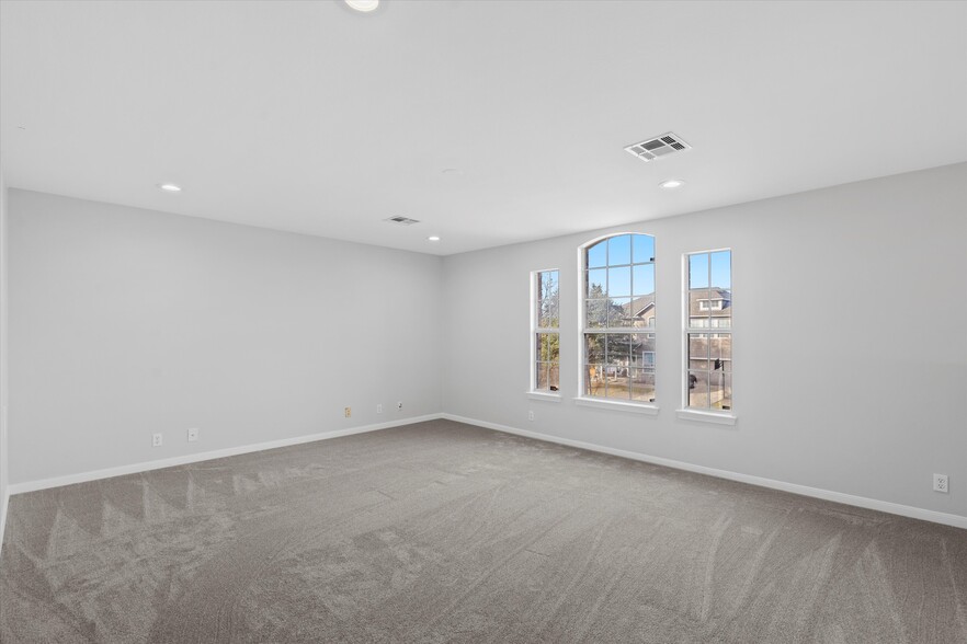 More Photos Of 113 Holmstrom St, Hutto Specialty For Sale