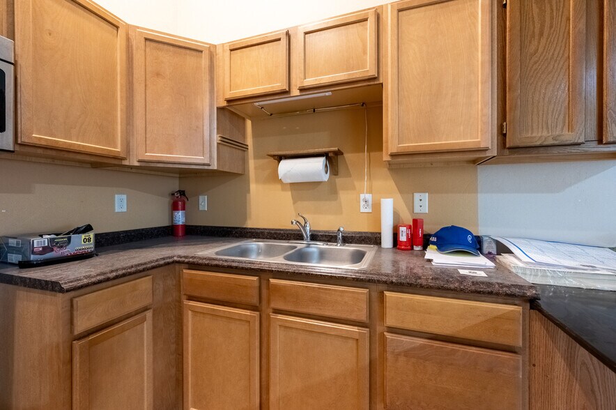 More Photos Of 211 Jetway Dr, Belgrade Flex For Sale