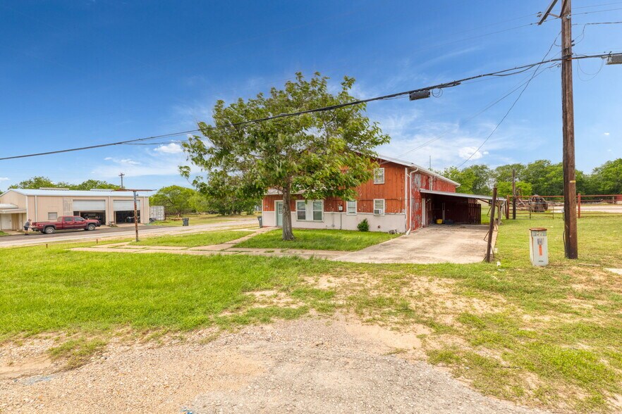 More Photos Of 805 N Magnolia Ave, Luling Flex For Sale