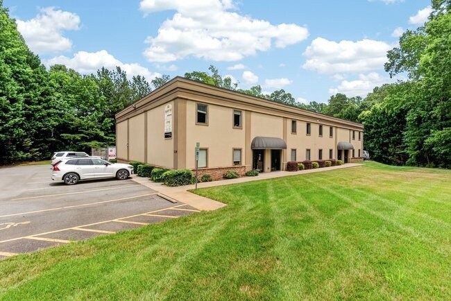 More Photos Of 119 Magnolia Park Dr, Mooresville Showroom For Sale