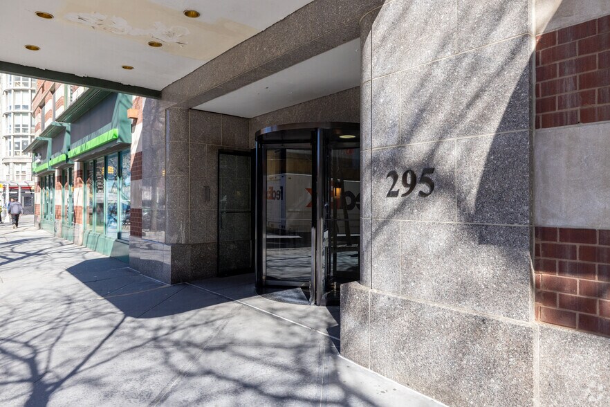 More Photos Of 295 Greenwich St, New York Apartments For Lease