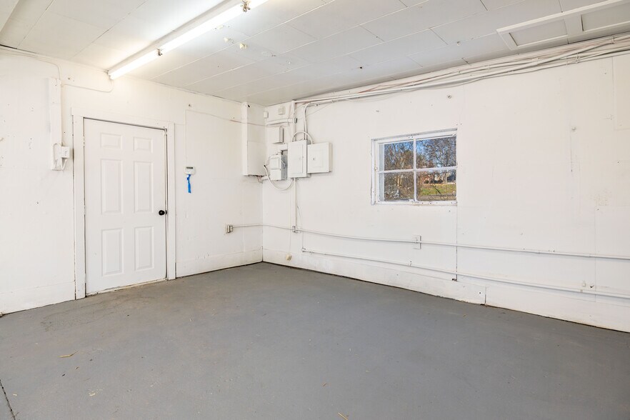 More Photos Of 2336 Old Knoxville Pike, Maryville Light Manufacturing For Sale