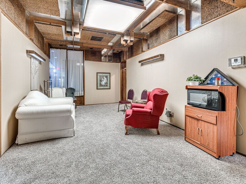 More Photos Of 6009 NW Expressway St, Oklahoma City Specialty For Sale