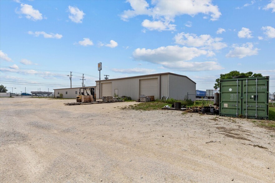 More Photos Of 2305 N Main St, Cleburne Flex For Sale