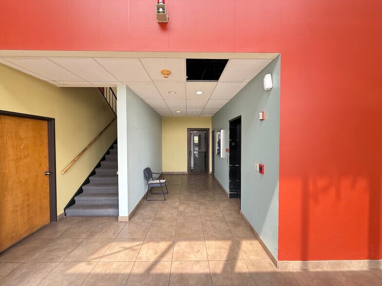 More Photos Of 1606 Headway Cir, Austin Light Manufacturing For Lease