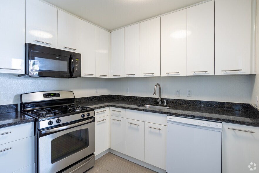 More Photos Of 7230 Franklin Ave, Los Angeles Apartments For Sale