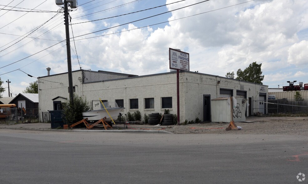 More Photos Of 746 41st Ave NE, Calgary Flex For Sale