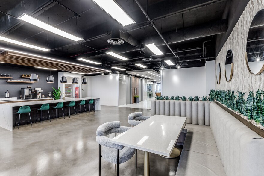 More Photos Of 24 Greenway Plz, Houston Office For Lease