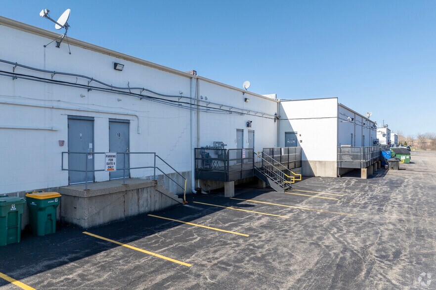 More Photos Of 401 N Riverside Dr, Gurnee Storefront For Lease