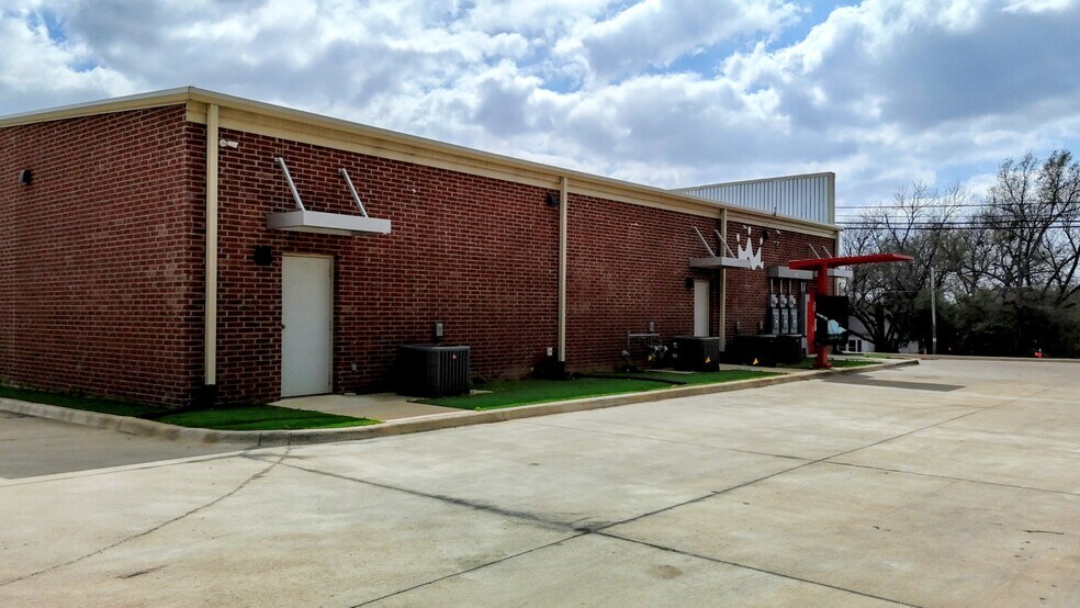 More Photos Of 2212 Crockett Rd, Palestine Freestanding For Lease