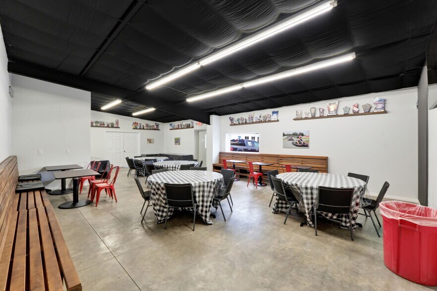 More Photos Of 5821 Pit Rd, Bushnell Flex For Sale