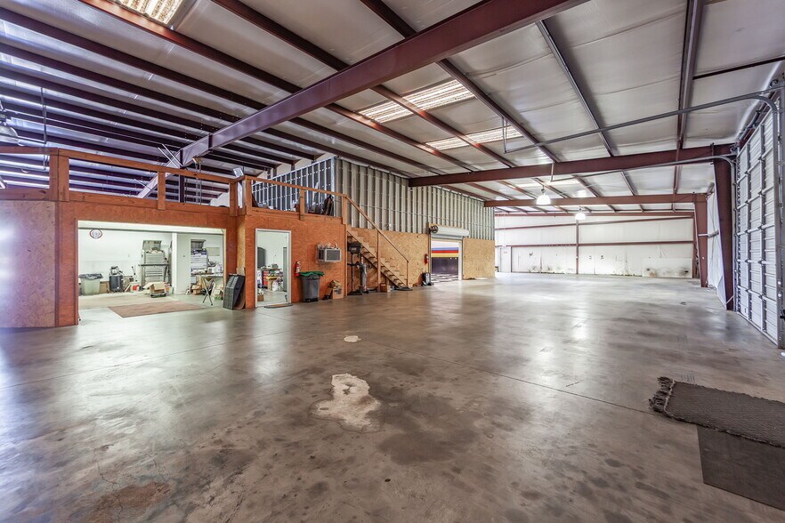 More Photos Of 39 N Madison Dr, Humboldt Showroom For Sale