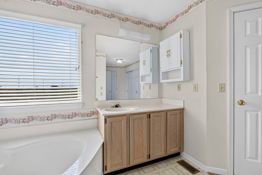 More Photos Of 9 Mingo Ln, Lake Saint Louis General Retail For Lease