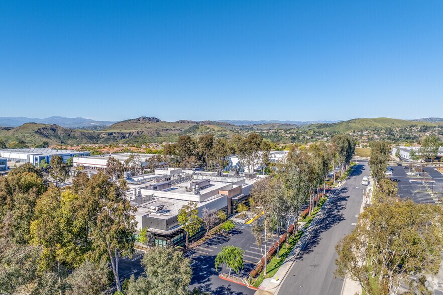 More Photos Of 2101 Corporate Center Dr, Thousand Oaks Research And Development For Lease