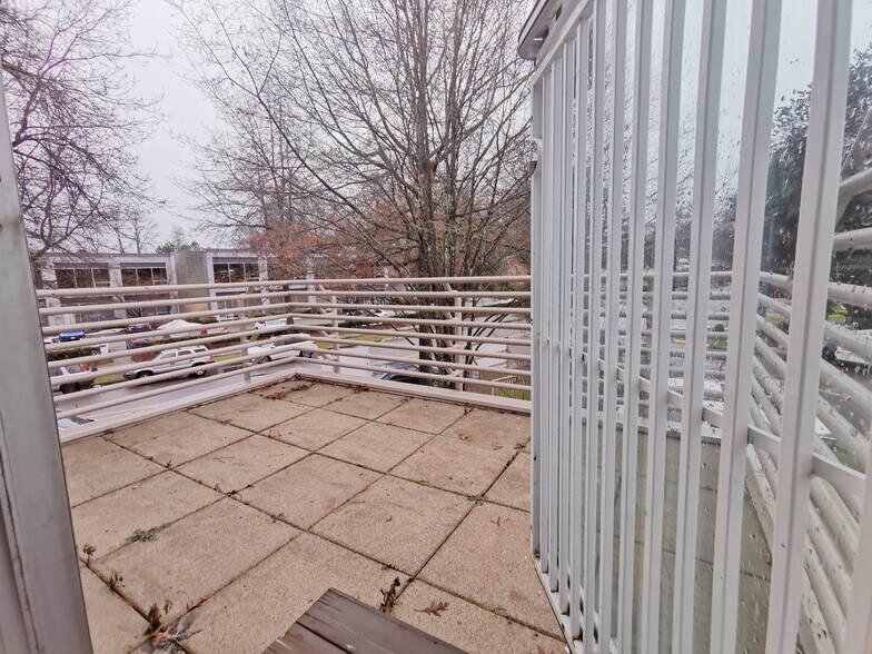 More Photos Of 3871 N Fraser Way, Burnaby Showroom For Lease