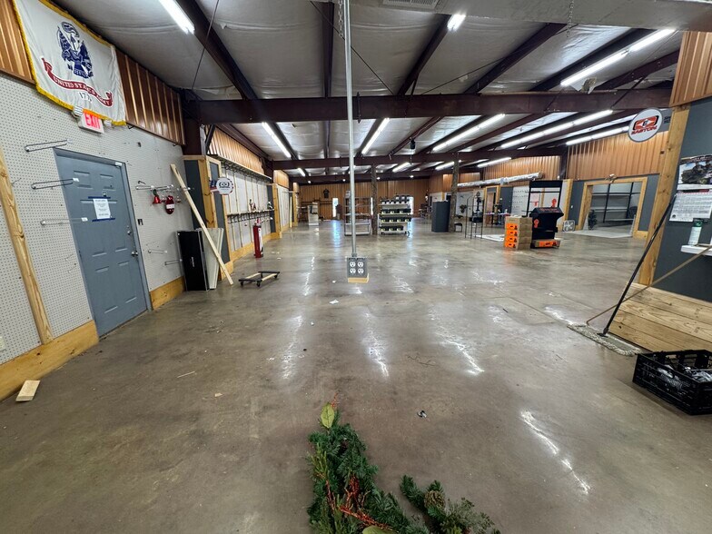 More Photos Of 990 N Daleville Ave, Daleville Warehouse For Sale