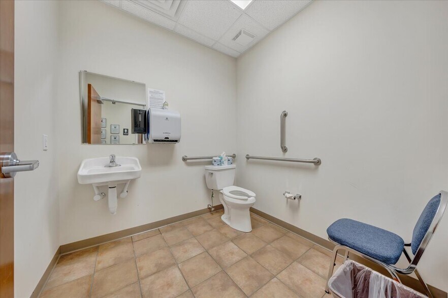 More Photos Of 2408 Electric Rd, Roanoke Medical For Lease
