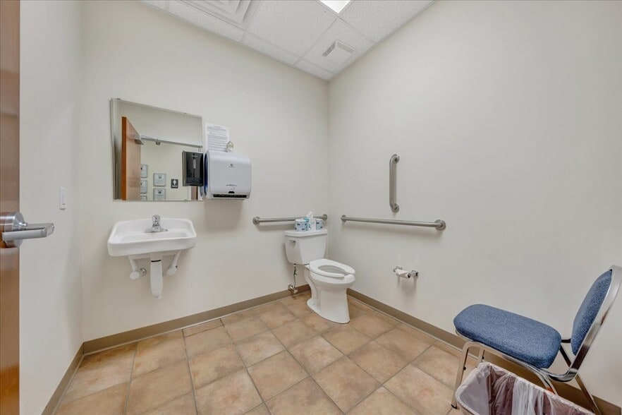 More Photos Of 2408 Electric Rd, Roanoke Medical For Lease