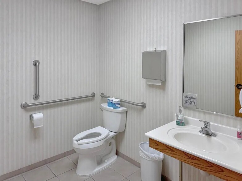 More Photos Of 601 Jewett St, Marshall Office For Sale