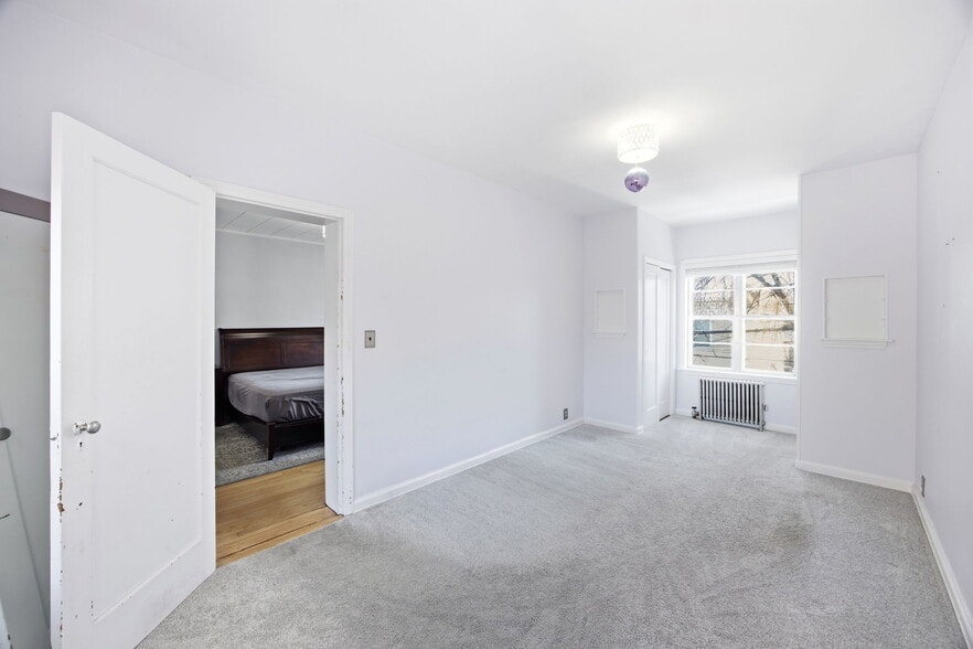 More Photos Of 7861 75th St, Glendale Multifamily For Sale