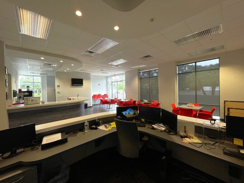 More Photos Of 5402 W Laurel St, Tampa Loft Creative Space For Sale