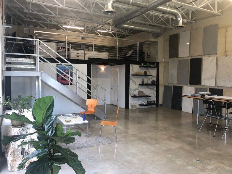 More Photos Of 1050 E 17th St, Hialeah Storefront Retail Office For Lease