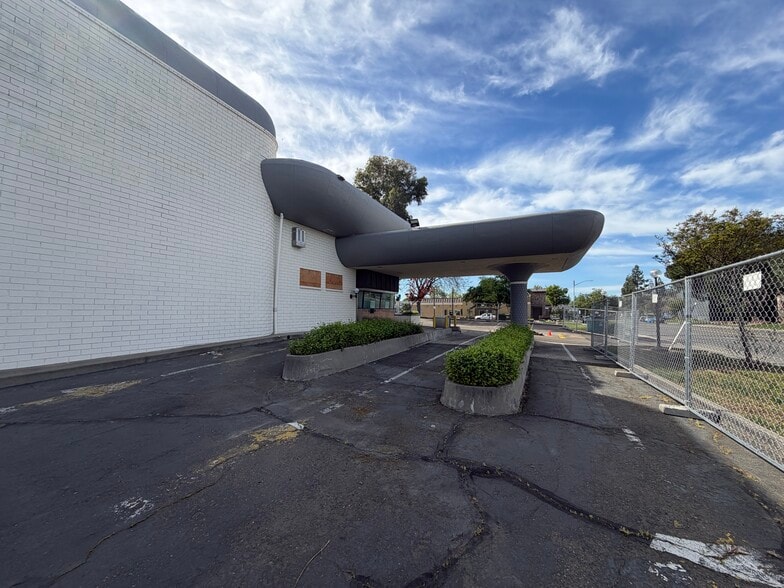 More Photos Of 1800 Arden Way, Sacramento Bank For Sale