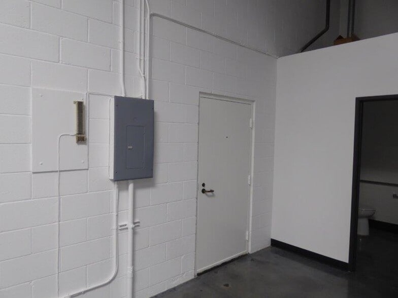 More Photos Of 1415-1441 Gardena Ave, Glendale Warehouse For Lease