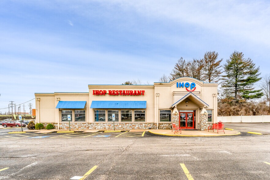 Primary Photo Of 181 Homer M. Adams Pky, Alton Restaurant For Lease