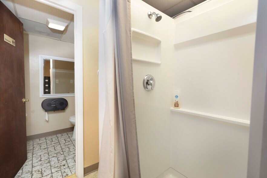 More Photos Of 1203 SE 9th Ter, Cape Coral Light Distribution For Lease