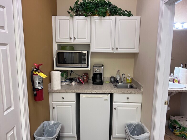 More Photos Of 2901 E Bristol St, Elkhart Office For Sale