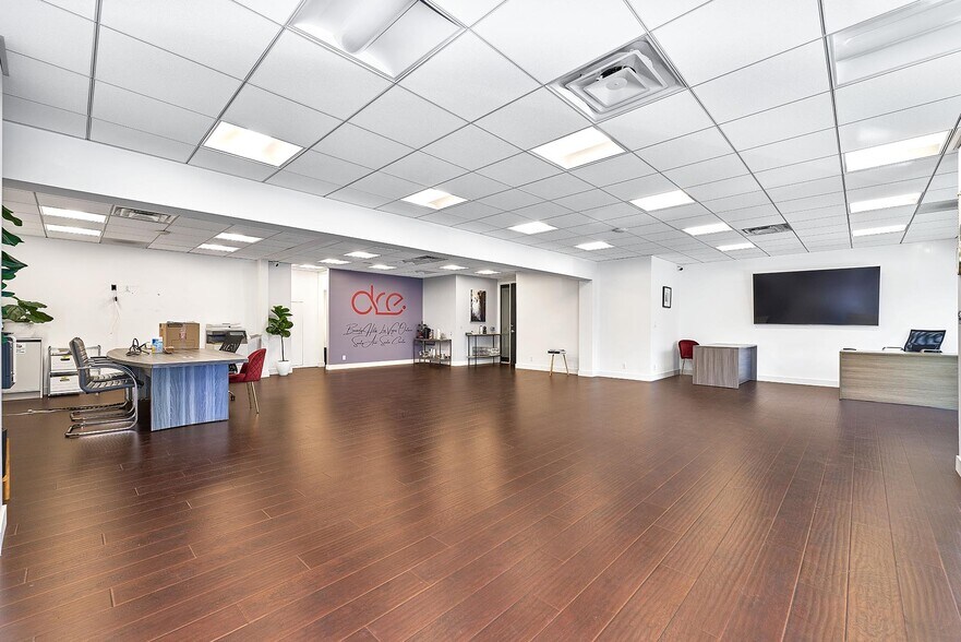 More Photos Of 220-228 N Canon Dr, Beverly Hills Loft Creative Space For Lease