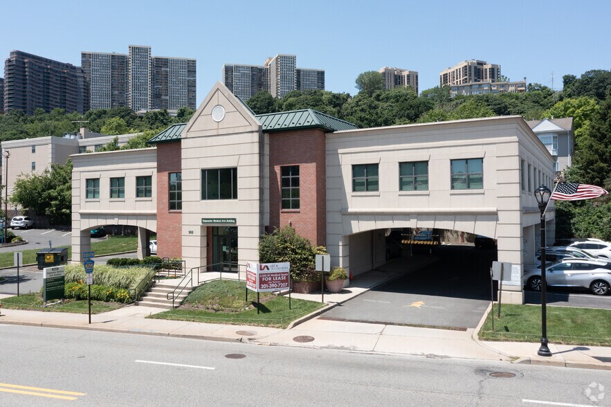 Primary Photo Of 968 River Rd, Edgewater Medical For Lease