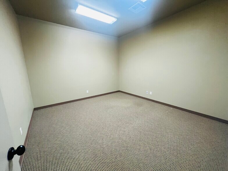 More Photos Of 409 N Green Ave, Purcell Office For Lease