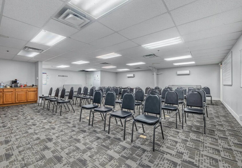 More Photos Of 5090 N Sawyer Ave, Garden City Warehouse For Sale
