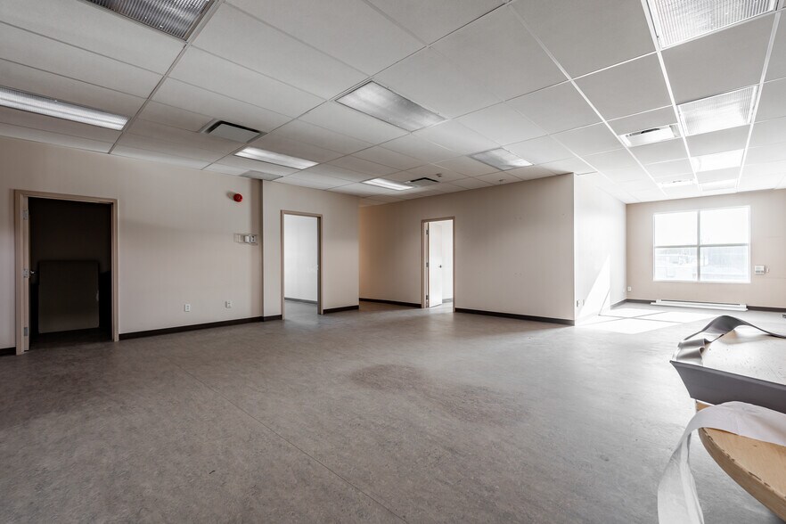 More Photos Of 500 Montée Labossière, Vaudreuil-dorion Service For Sale