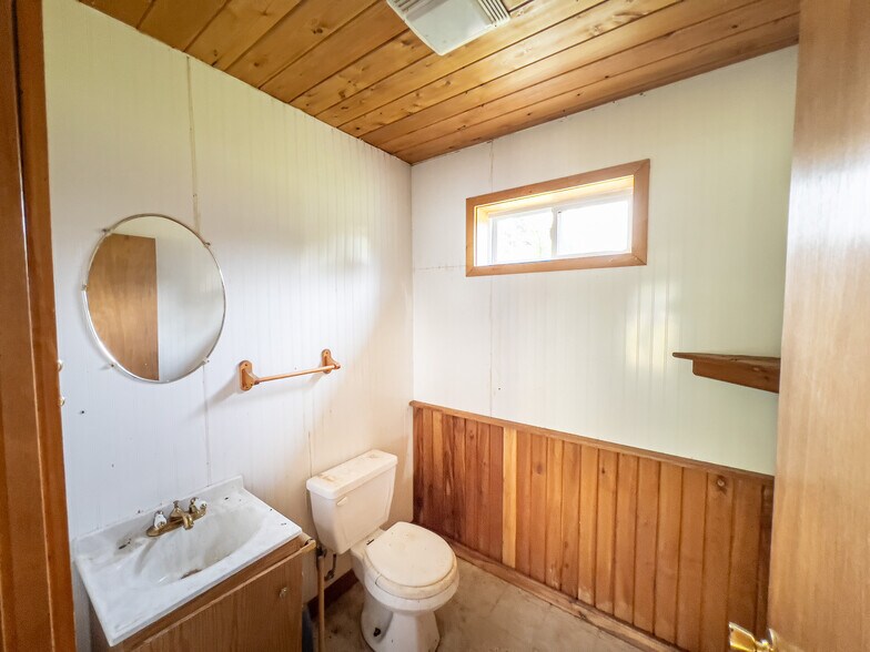 More Photos Of 11022 State Highway 122, Upson Warehouse For Sale