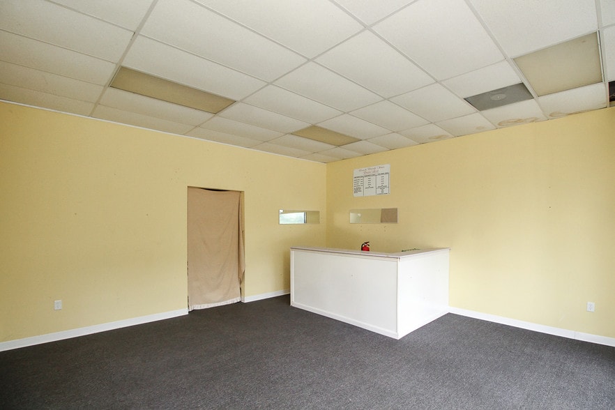 More Photos Of 285 East Temple Ave, Newnan General Retail For Lease