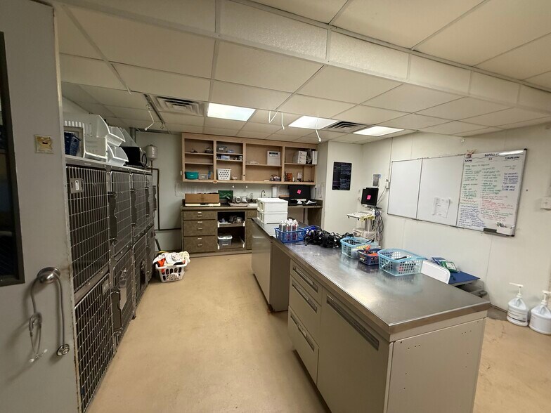 More Photos Of 3309 Bragg Blvd, Fayetteville Veterinarian Kennel For Lease