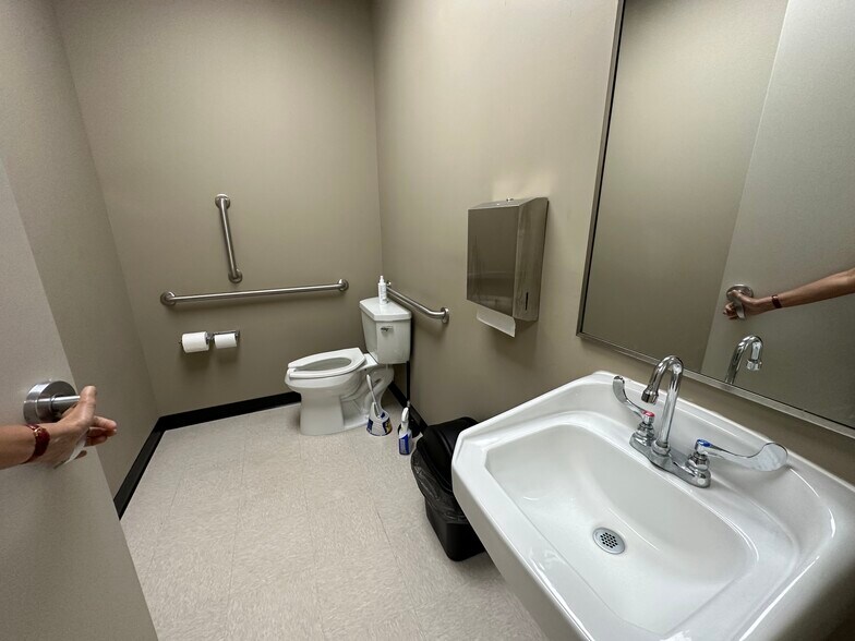 More Photos Of 1702 Ohio Ave N, Live Oak Medical For Sale