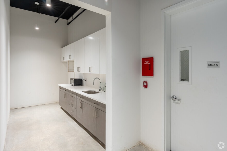 More Photos Of 105 N 13th St, Brooklyn Office For Lease