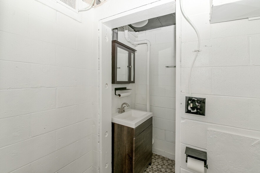 More Photos Of 1917 Sutton Ave, Cincinnati Freestanding For Sale