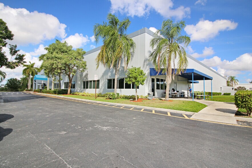 More Photos Of 6690 N Hiatus Rd, Tamarac Distribution For Lease